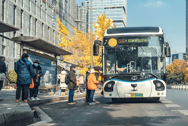 最快3分钟一辆车 成都公交自主研发“三电”除尘器专用工具