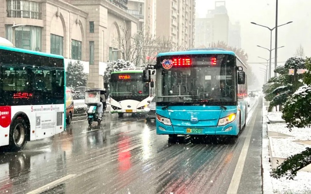 迅速启动应急预案 西安公交温暖护航市民出行