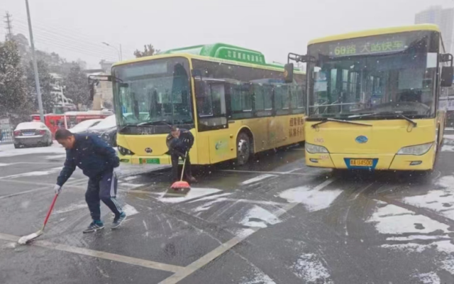 凌晨冒雪“探路” 贵阳公交抗凝保畅护航群众出行