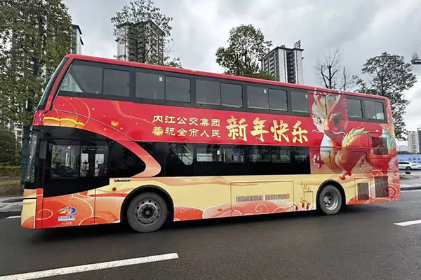 城市里流动的年味 内江龙年新春贺岁主题公交车正式投运
