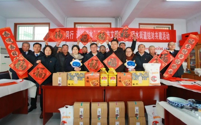 “春节送春联 送温暖” 济南公交到王中村开展结对共建活动