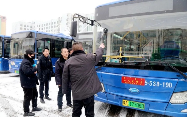 浴“雪”奋战 呼市公交全力以赴保障市民安全出行