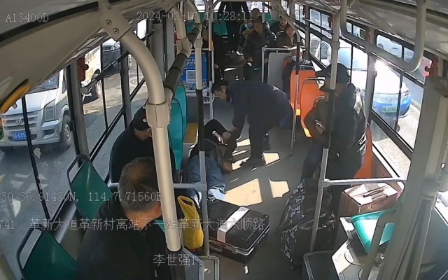 上演“生死时速” 武汉公交驾驶员果断救助老年乘客