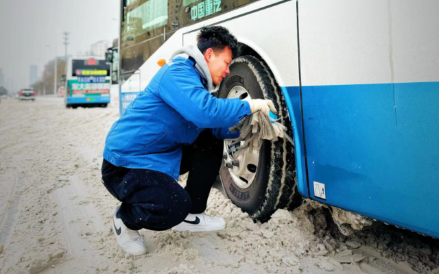 迎战龙年首场大雪 太原公交全力保障雪天安全出行