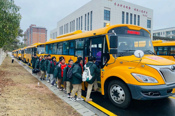 江宁公交【幸福校车】风雨无阻，温馨上线！