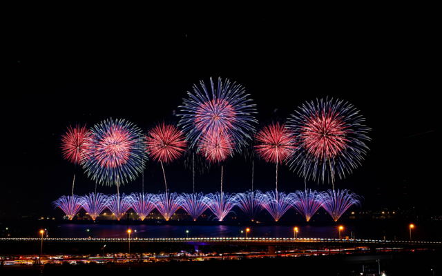 烟花晚会客流激增 1200名交通人为市民保驾护航