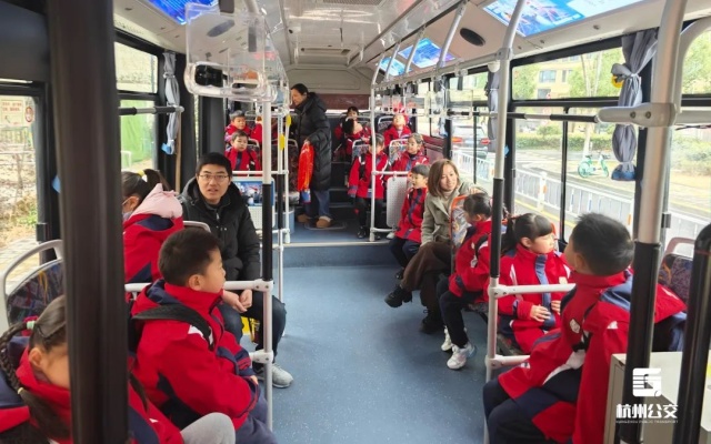 开学第一天 杭州公交“求知专线”与学生们一起迎接新学期