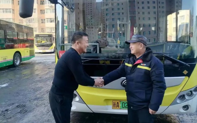 小女孩放学迷路 乌鲁木齐19路驾驶员邹凡伸出援手献爱心