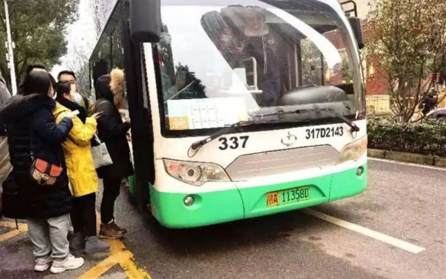 小区直达地铁站 居民通勤节约20分钟 武汉定制公交来啦