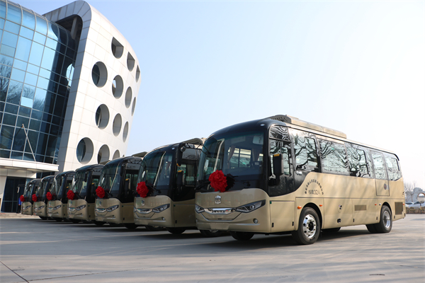 推动当地交通定制化、电动化进程 中通客车批量交付泰山客运