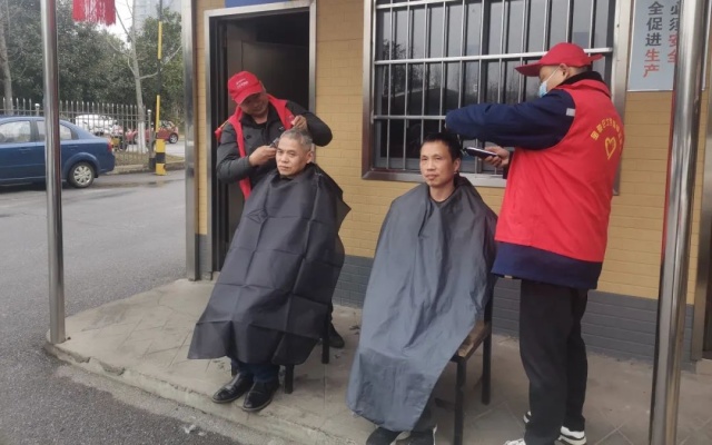 公交一线“托尼老师”上线 四载义务剪发 温暖同行每一程