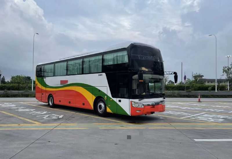 可提双档国五43座带腿托宇通6126客车