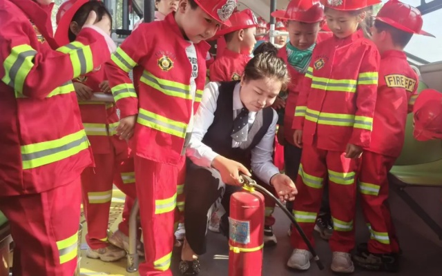 郑州公交车厢变课堂 安全守护伴成长