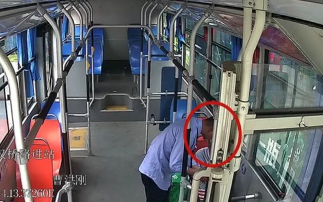 八旬“迷糊”老奶奶走失 幸遇好心公交人