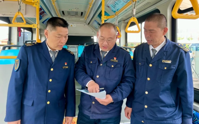 十米车厢里的劳动节 来听听这群青岛大叔传递温暖的故事