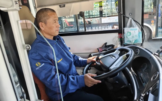 “五一”我在岗 石城公交人坚守平凡岗位 诠释劳动之美