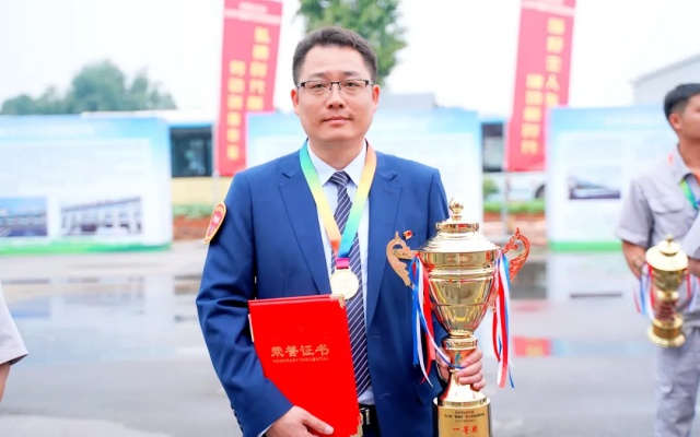 致敬劳动者 小小公交驾驶舱内有他的“四心”