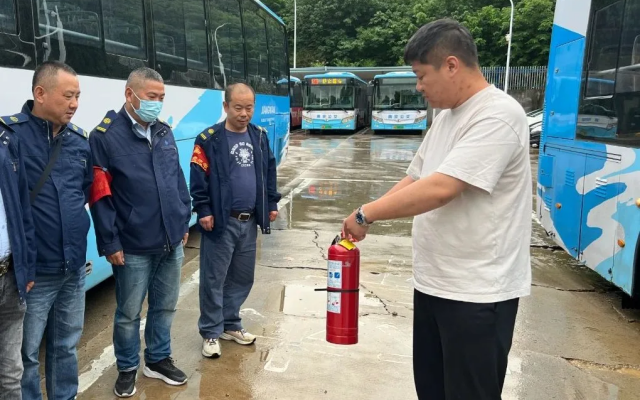 “炎”值飙升 “汛”速行动 南京公交整装备夏保出行
