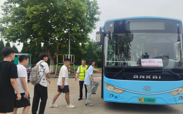 零换乘一站直达 烟台公交集团开通“学生返乡送站定制专线”