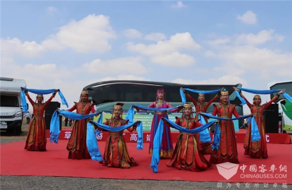 金龙“草原游龙”亮相那达慕大会