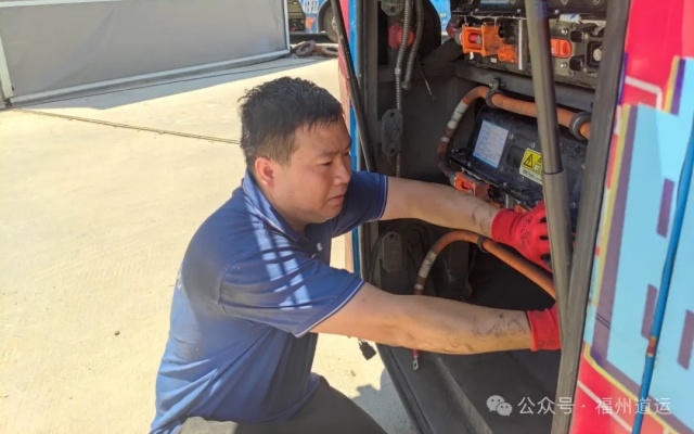 福州公交车“医生”在“烤箱”中为公交车把脉问诊