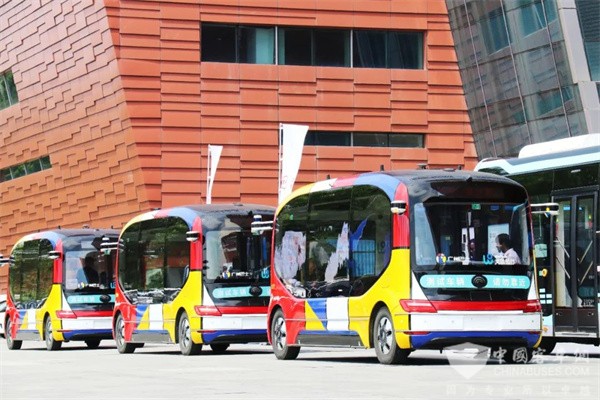 文远L4级自动驾驶小巴驶进首届国际公交博览会，担纲接驳服务