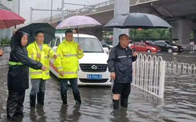 服务体现在细节 大雨中的太原公交人
