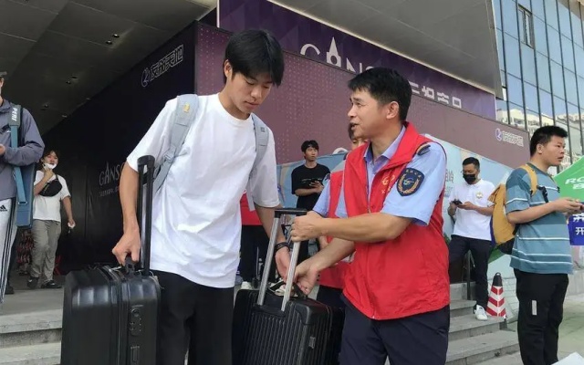 武汉公交“星星之火”志愿服务队，化身“城市旅游导游”服务新生