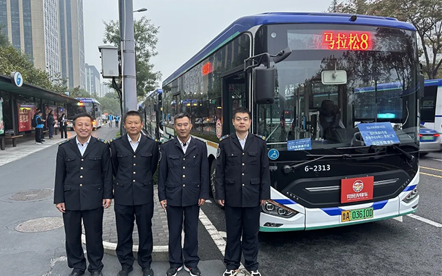 济南公交“马”力全开 为泉城马拉松保驾护航