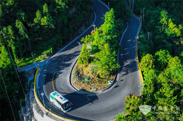 勇闯贵州72道拐 宇通新能源客车极限挑战震撼来袭