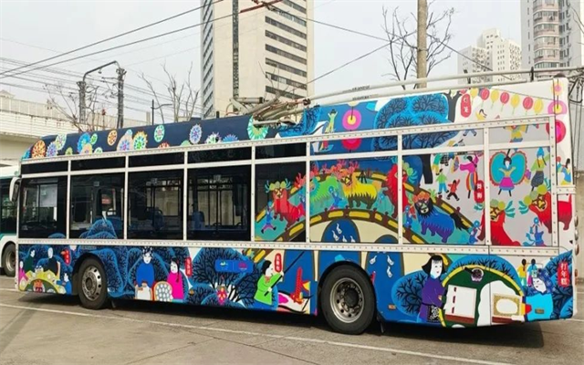 非遗“动”起来 金山农民画装点上海20路公交车