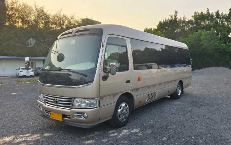 2018年8月 6座丰田考斯特汽油4.0配置满满房车 