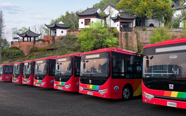 双“星”驱动 运力焕新 吉利星际客车首次交付湖北赤壁