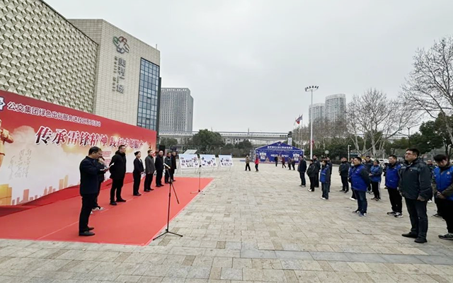 南京公交开展服务进社区暨学雷锋纪念日活动