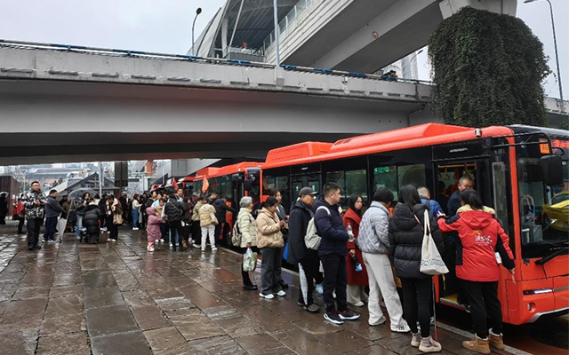 红岩巴士焕新 沉浸体验加码 重庆公交解锁高效“红色旅程”