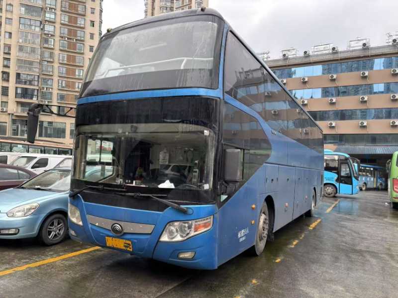 2015年7月上牌国四55座一层半宇通6126气囊旅游车