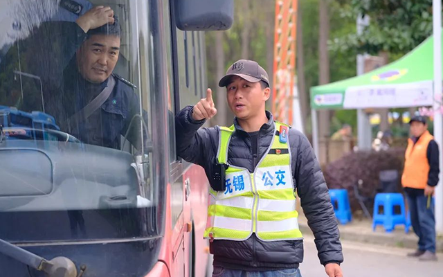 无锡春日赏樱季 公交人坚守鼋头渚保障出行