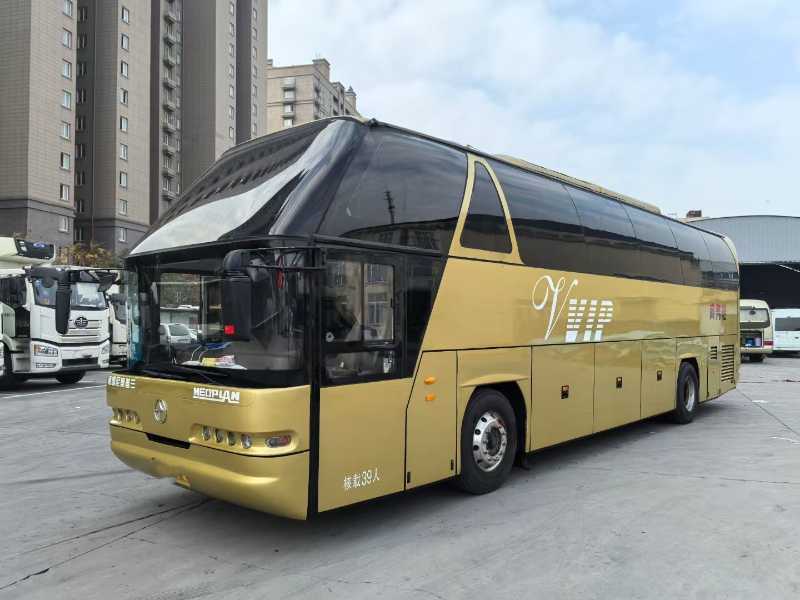 2015年2月上牌39座半卧锅炉暖气北方尼奥普兰旅游车