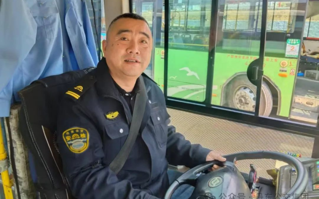 拾金不昧暖人心 丹东公交传递正能量