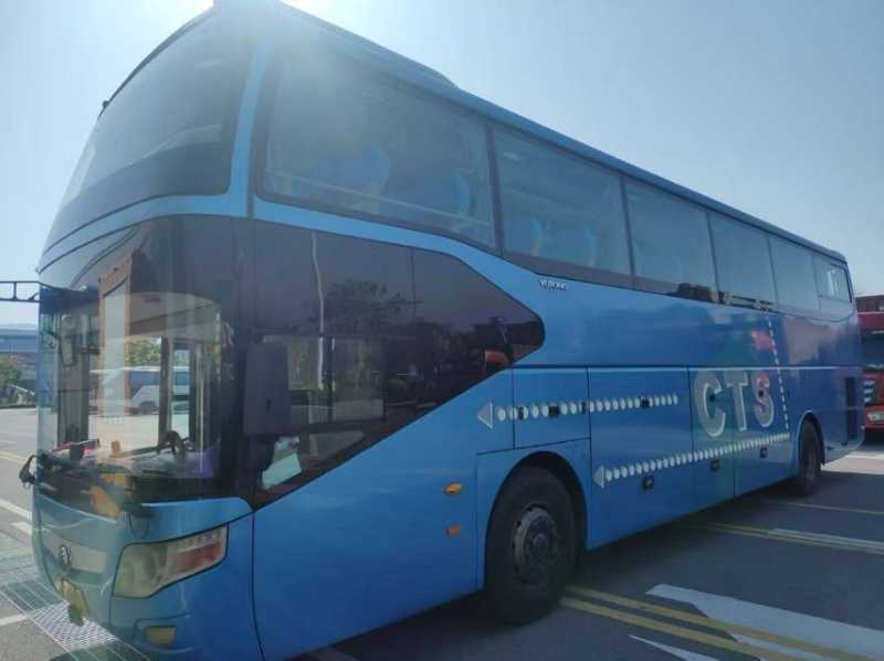 2014年9月上牌两台55座有司机睡铺中门宇通6126营运车