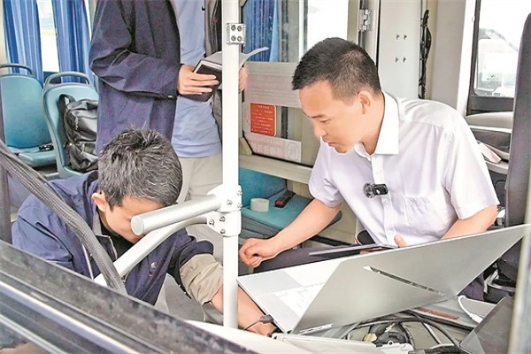 金龙客车|智能网联汽车测试员：当好智能驾驶“安全官”