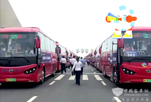 苏超“南京队”抵达淮安 45台比亚迪大巴接驳牌面拉满！