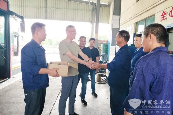 金华公交：盛夏送清凉 开展高温慰问活动
