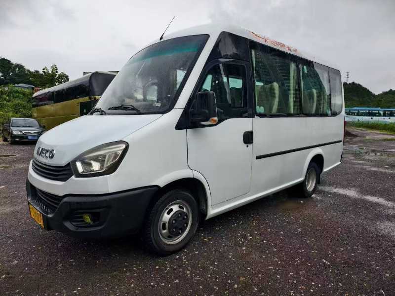 2023年10月 可提双档国六17座依维柯6606中型旅游车 