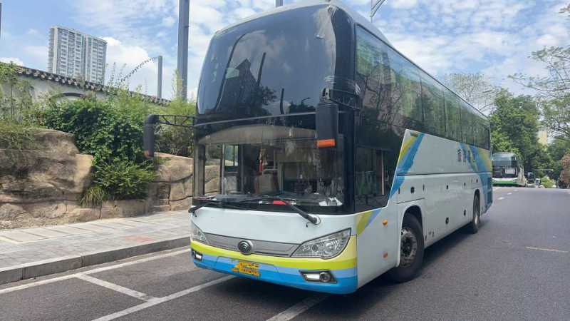 2015年11月上牌55座一层半国四六条新轮胎宇通6118气囊营运车