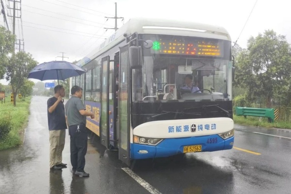 筑起坚实出行通途 扬州公交人战酷暑保出行纪实