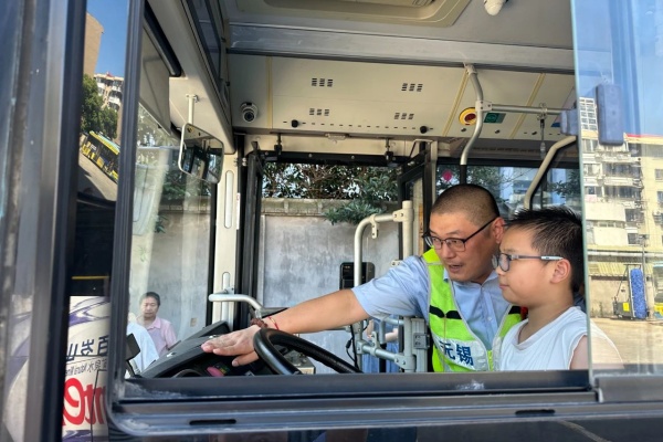 无锡公交：创新安全课堂，护航学子成长