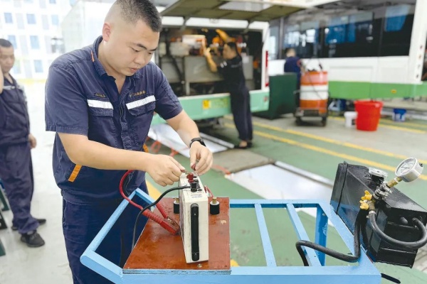 武汉公交：“90后”维修工换赛道频频推出新发明