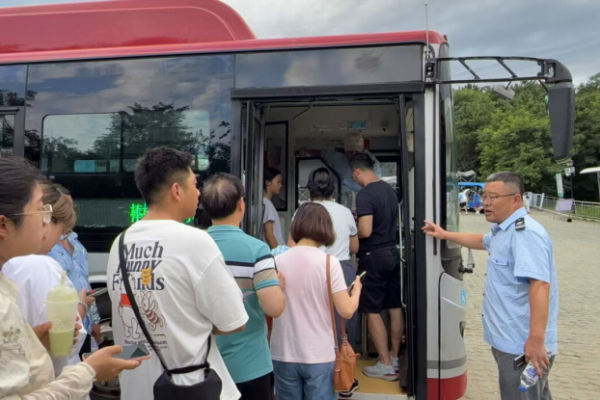 人潮涌动！大连公交载游客畅游滨城