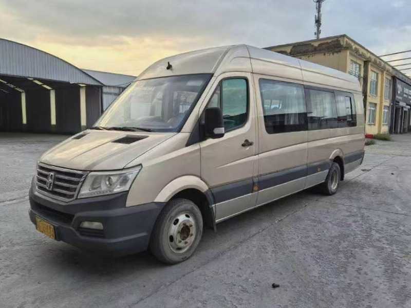 2018年9月 可提双档19座国五亚星营运车